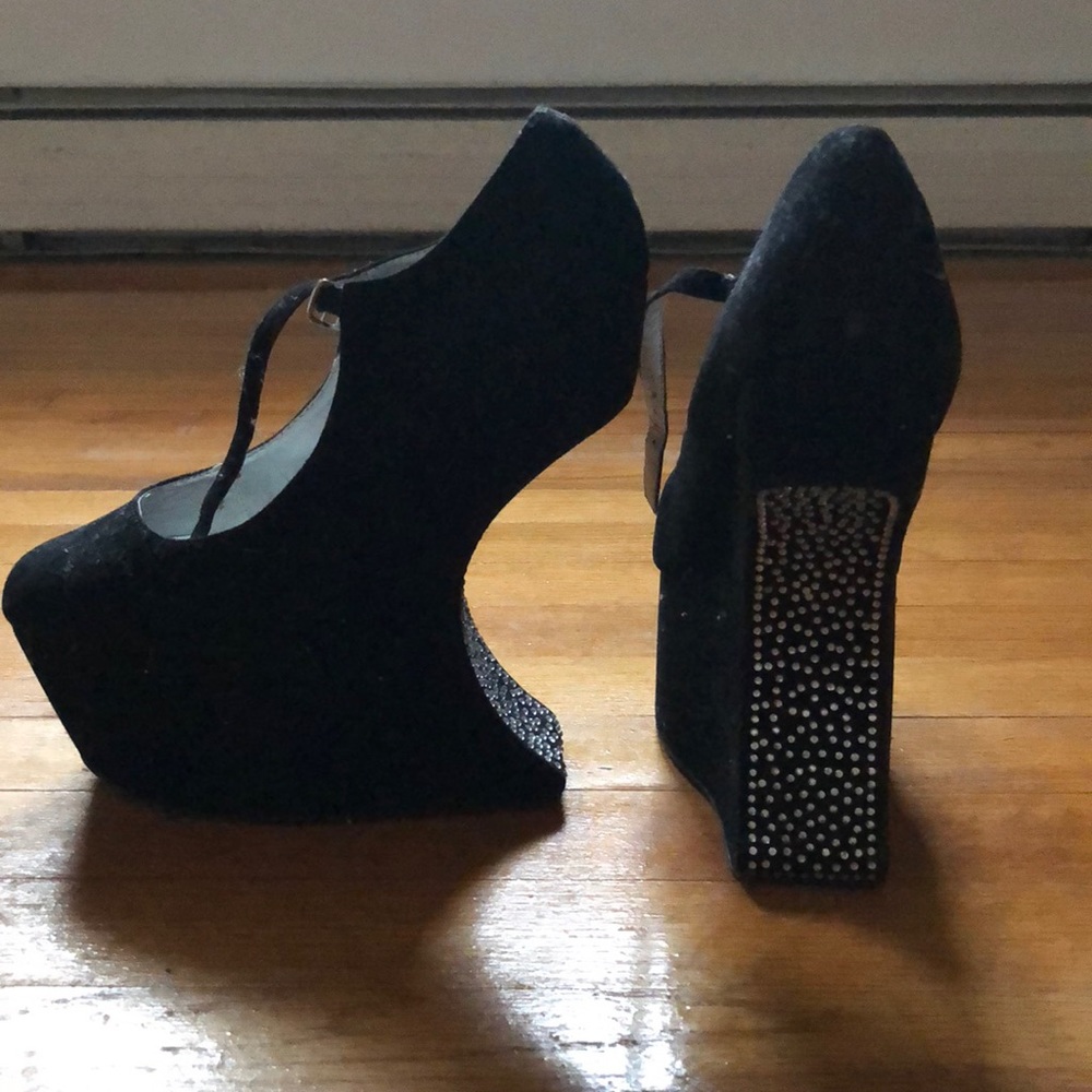 “Backless” Platform Pumps